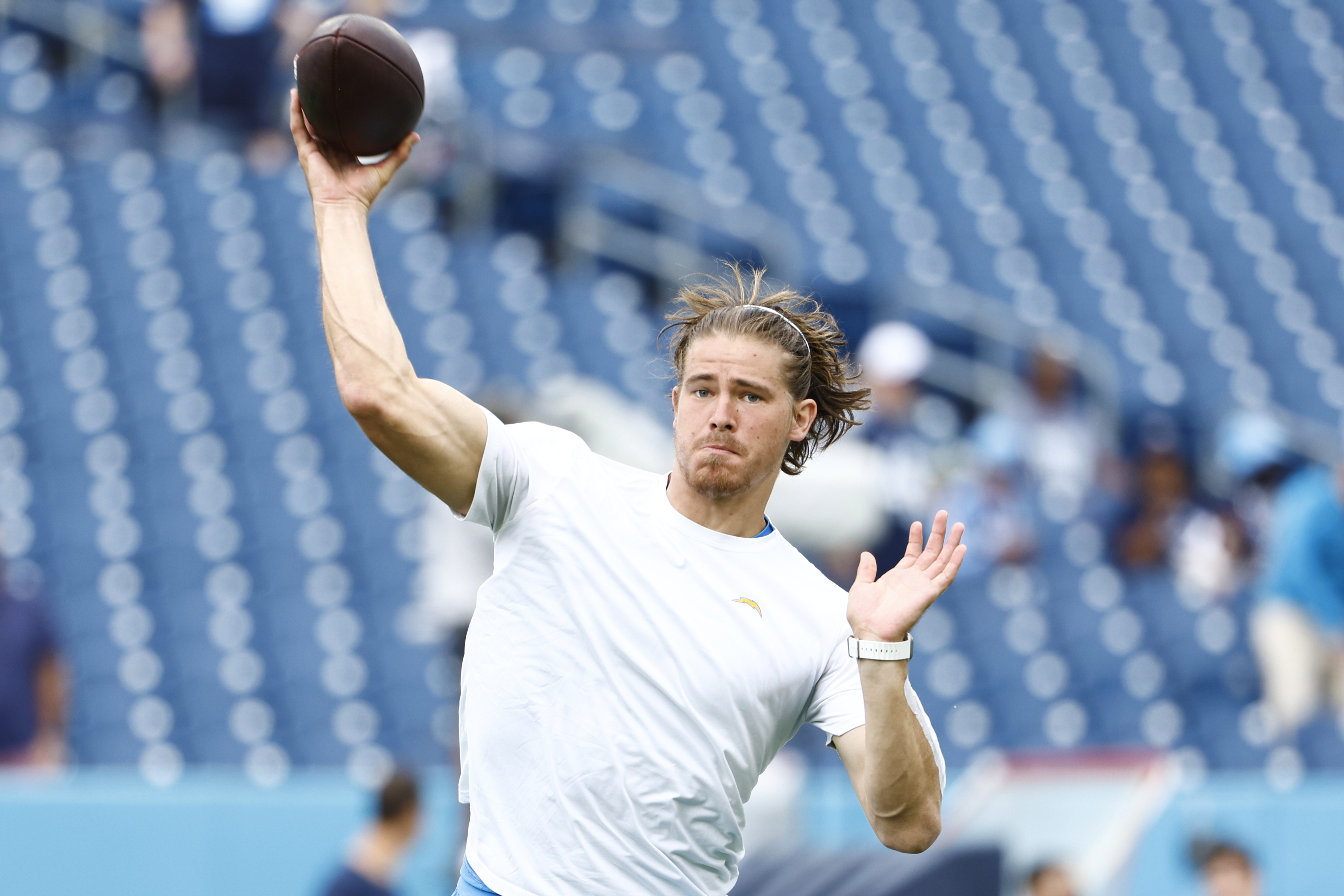 Quarterback Justin Herbert of the Los Angeles Chargers warms up ahead of the game against the Tennessee Titans at Nissan Stadium in Nashville, Tennessee, September 17, 2023. /CFP