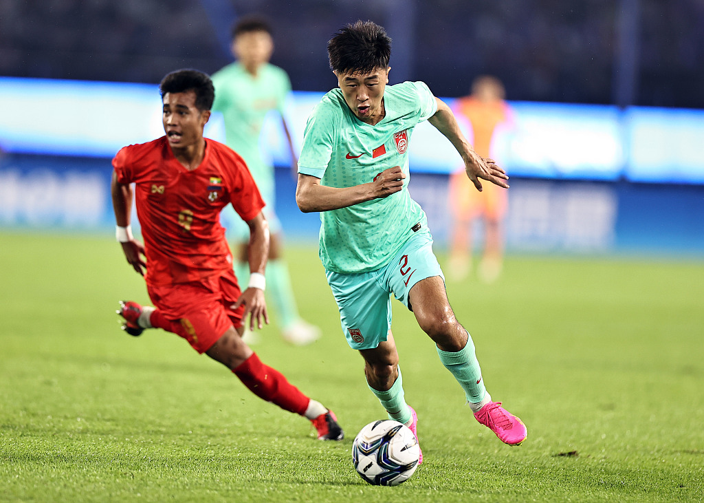 Liu Yang (R) of China penetrates in the men's football group game against Myanmar in the 19th Asian Games in Hangzhou, east China's Zhejiang Province, September 21, 2023. /CFP