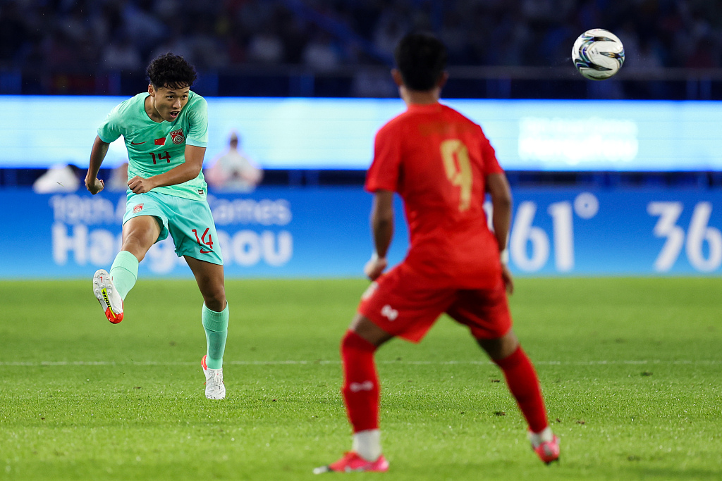 Wang Haijian (L) of China passes in the men's football group game against Myanmar in the 19th Asian Games in Hangzhou, east China's Zhejiang Province, September 21, 2023. /CFP