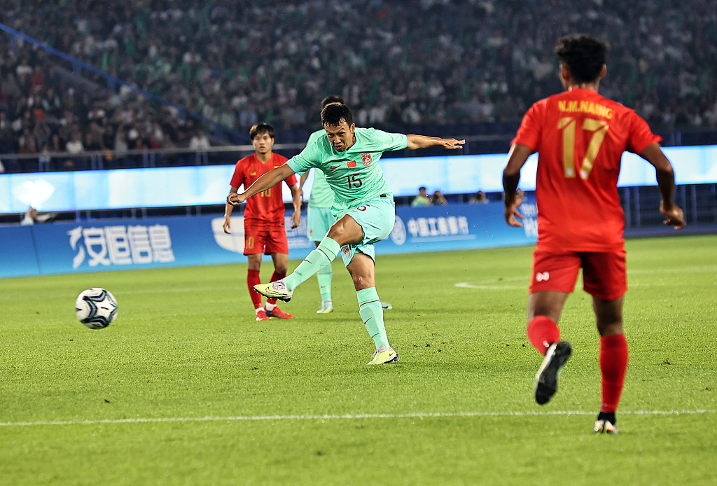 Gao Tianyi (C) of China shoots in the men's football group game against Myanmar in the 19th Asian Games in Hangzhou, east China's Zhejiang Province, September 21, 2023. /CFP