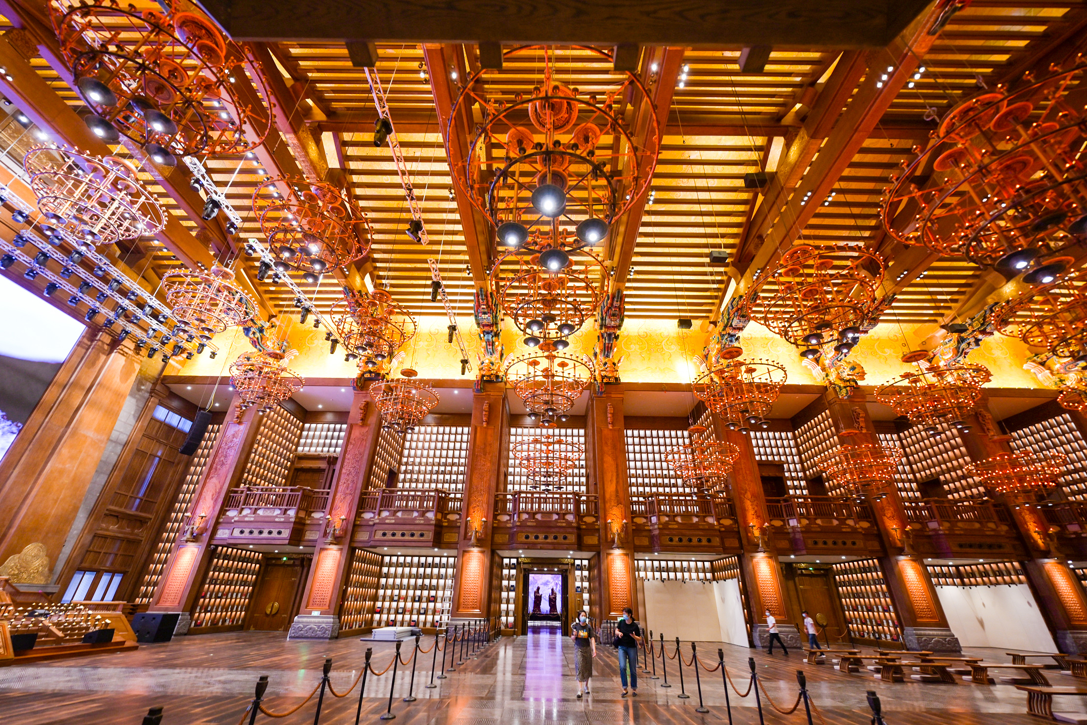 Tourist appreciate the architectural aesthetics of a palace at Nishan Sacred Land in Qufu City, Shandong Province. /IC