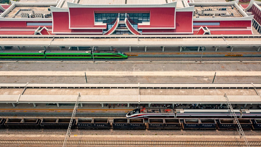 The Fuxing (top) and Lane Xang electric multiple unit (EMU) trains at the Mohan railway station of the China-Laos Railway in southwest China's Yunnan Province, April 13, 2023. /Xinhua