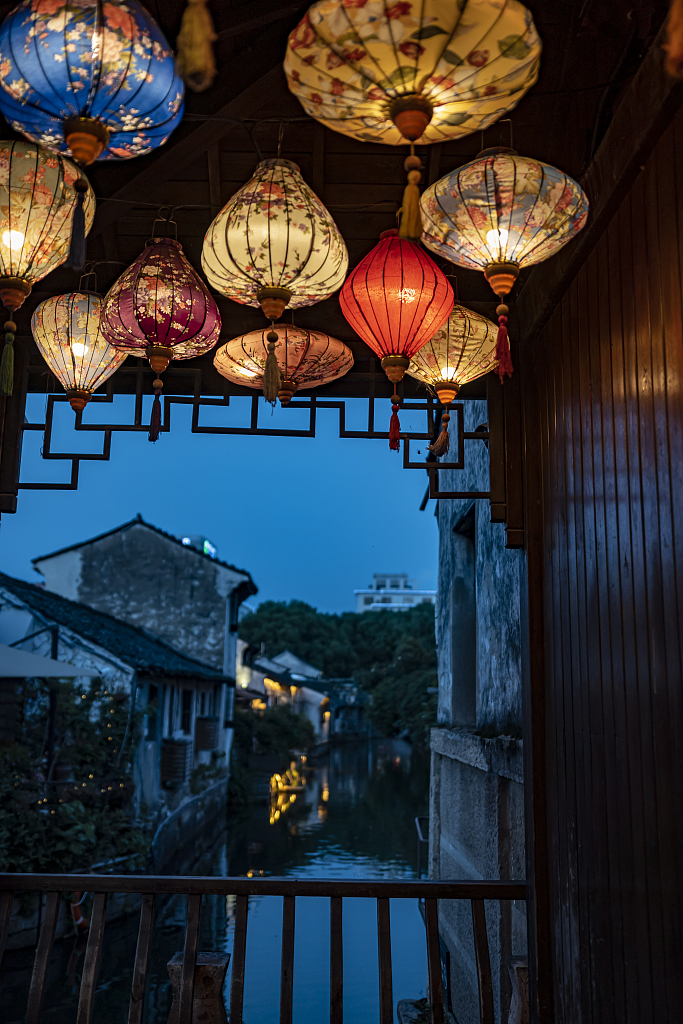 A night view of Heyan scenic spot featuring ancient buildings in Shaoxing, Zhejiang Province. /CFP