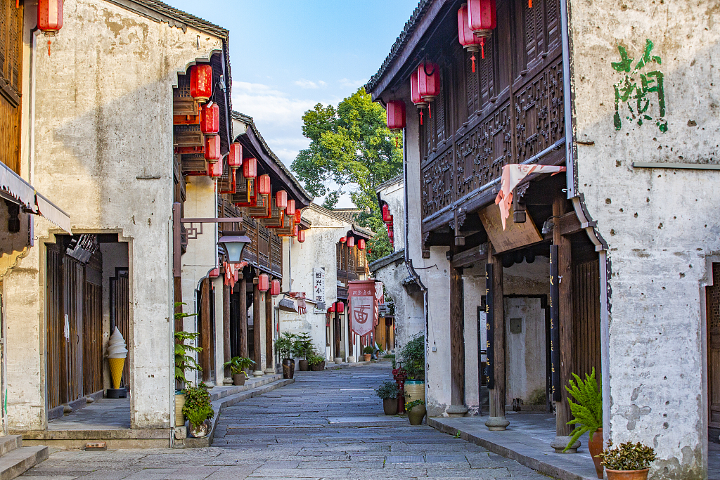 A file photo shows the Keqiaokeyan scenic spot featuring ancient buildings in Shaoxing, Zhejiang Province. /CFP