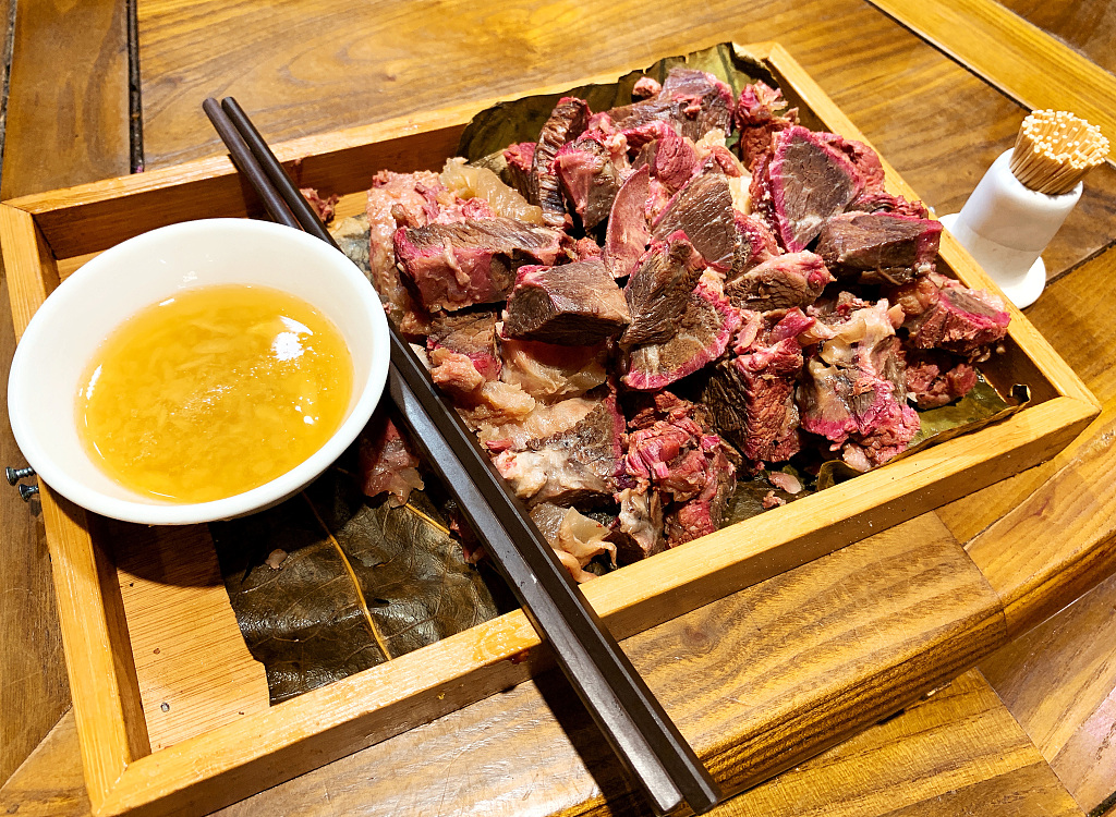 Qufu cuisine features luscious meat. /CFP