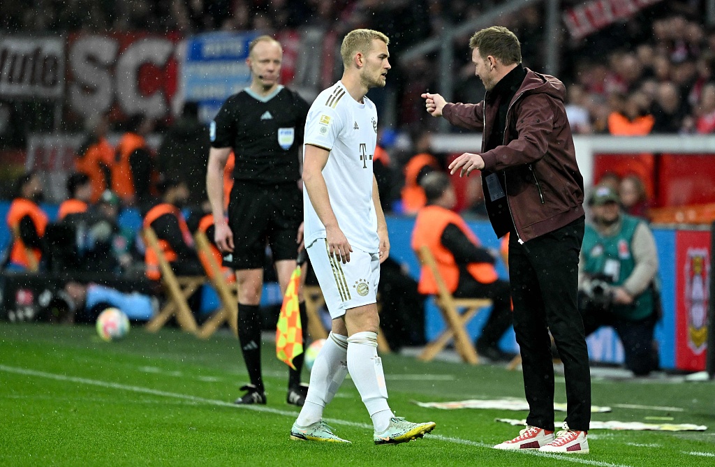 Julian Nagelsmann (R), then coach of Bayern Munich, talks with the team's Dutch defender Matthijs de Ligt (C) during their Bundesliga match with Bayer Leverkusen in Leverkusen, Germany, March 19, 2023. /CFP