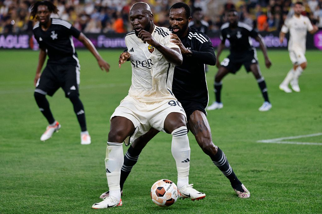 Roma's Romelu Lukaku (C) and Sheriff's Gaby Kiki fight for the ball during their Europa League clash at the Bolshaya Sportivnaya Arena in Tiraspol, Moldova, September 21, 2023. /CFP