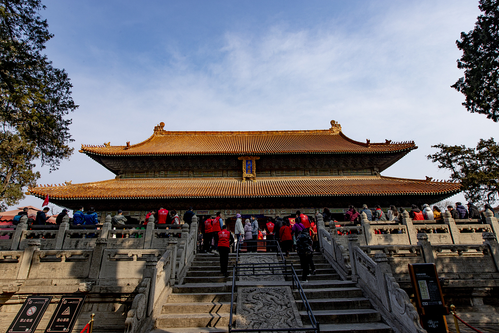 Tourists view a hall at the Temple of Confucius in Qufu, Shandong Province. /CFP