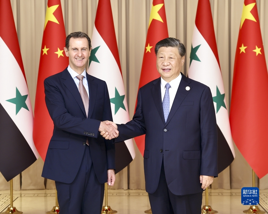 Chinese President Xi Jinping (R) shakes hands with Syrian President Bashar al-Assad in Hangzhou, capital city of east China's Zhejiang Province, September 22, 2023. /Xinhua