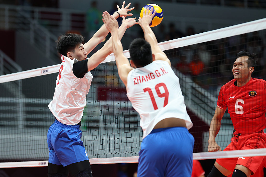 Chinese and Indonesian players in action during Hangzhou Asian Games men's volleyball Cross Match phase in Hangzhou, east China's Zhejiang Province, September 22, 2023. /CFP