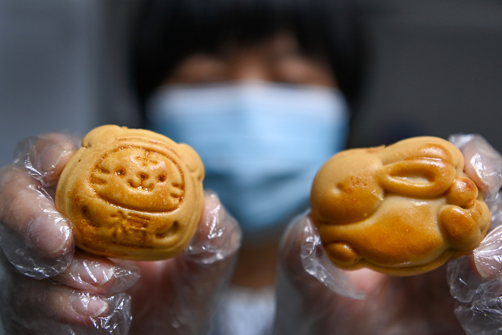 A photo taken on September 22, 2023, shows Yang Juxin holding her traditionally-styled handmade mooncakes. /CFP