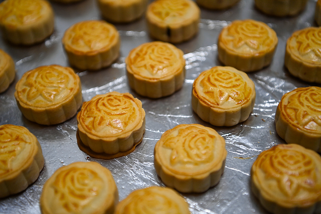 A photo taken on September 22, 2023, shows Yang Juxin’s handmade mooncakes fresh out of the oven. /CFP