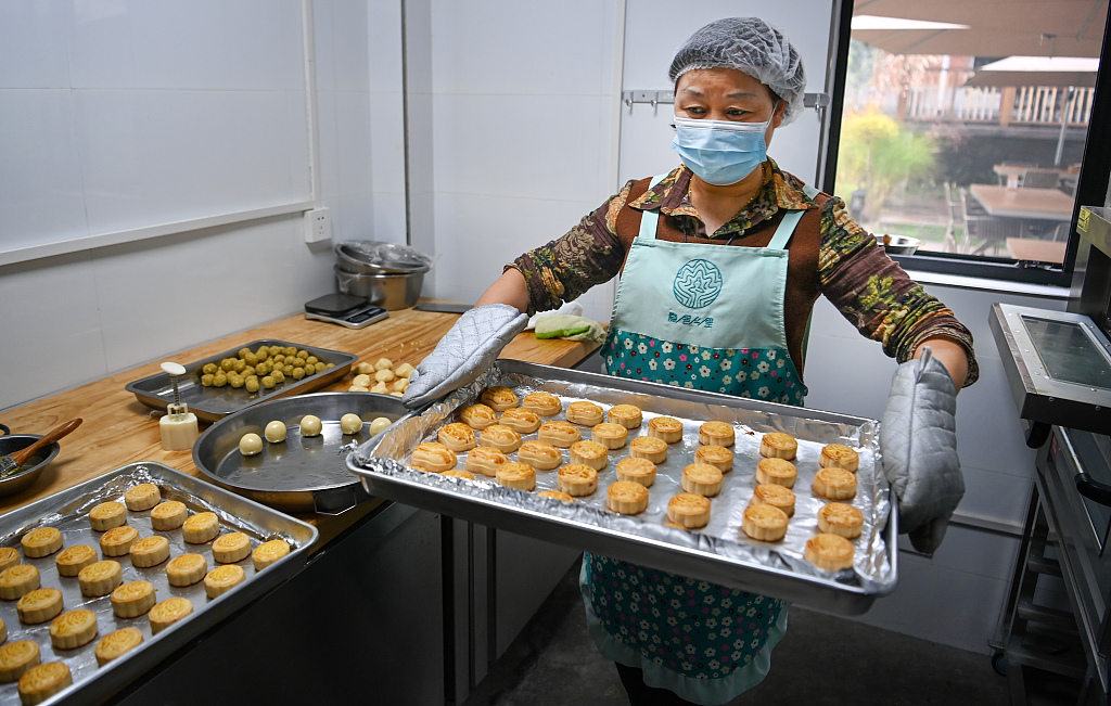 Photo taken on September 22, 2023, shows Yang Juxin busy making mooncakes in traditional style. /CFP