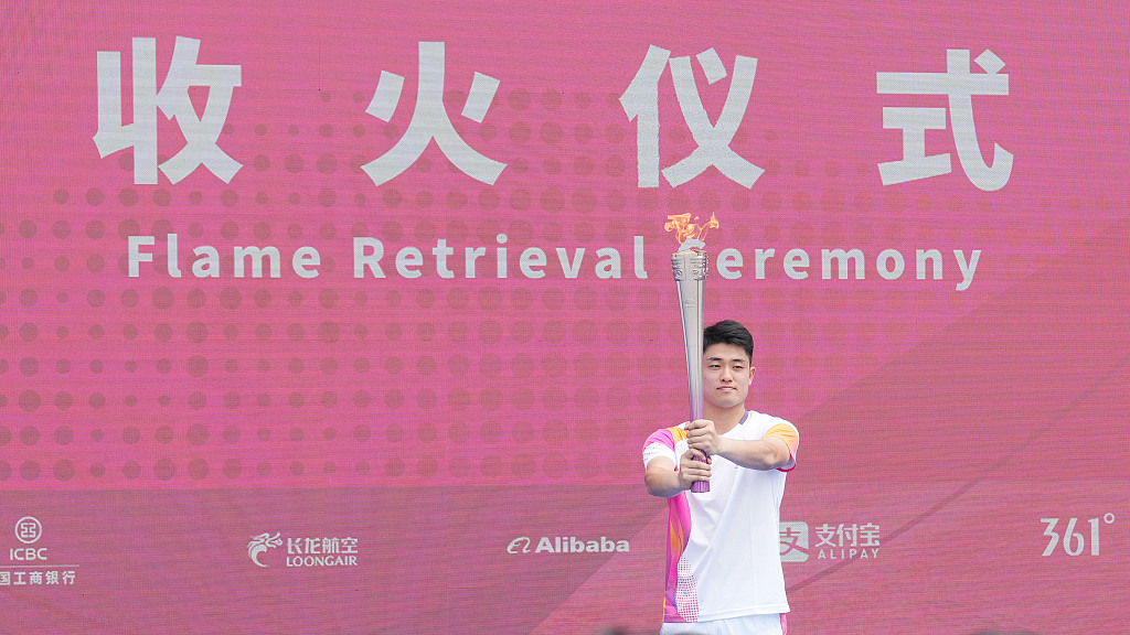 Last torch bearer Wu Yibing at the flame retrieval ceremony of the 19th Asian Games in Hangzhou, China, September 20, 2023. /CFP 