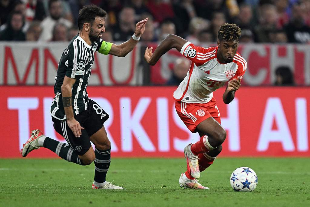 Bruno Fernandes (L) of Manchester United competes for the ball with Kingsley Coman of Bayern Munich in the UEFA Champions League group game at Allianz Arena in Munich, Germany, September 20, 2023. /CFP