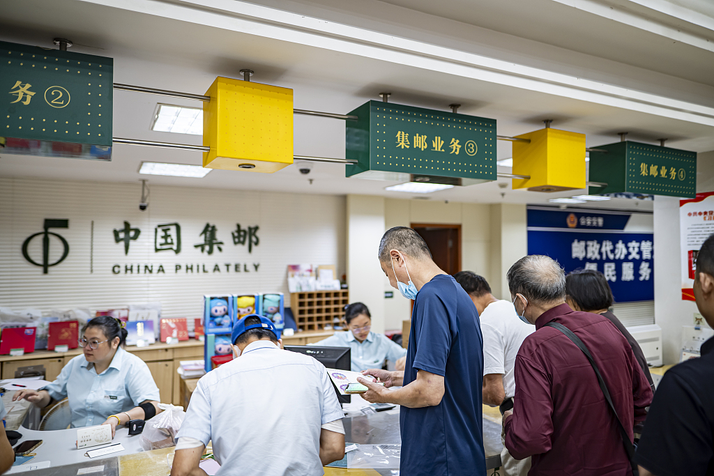 Photo taken on September 23, 2023 shows citizens lines up to buy the newly issued postage stamps of the 19th Asian Games in a post office in Shaoxing, Zhejiang Province, China. /CFP