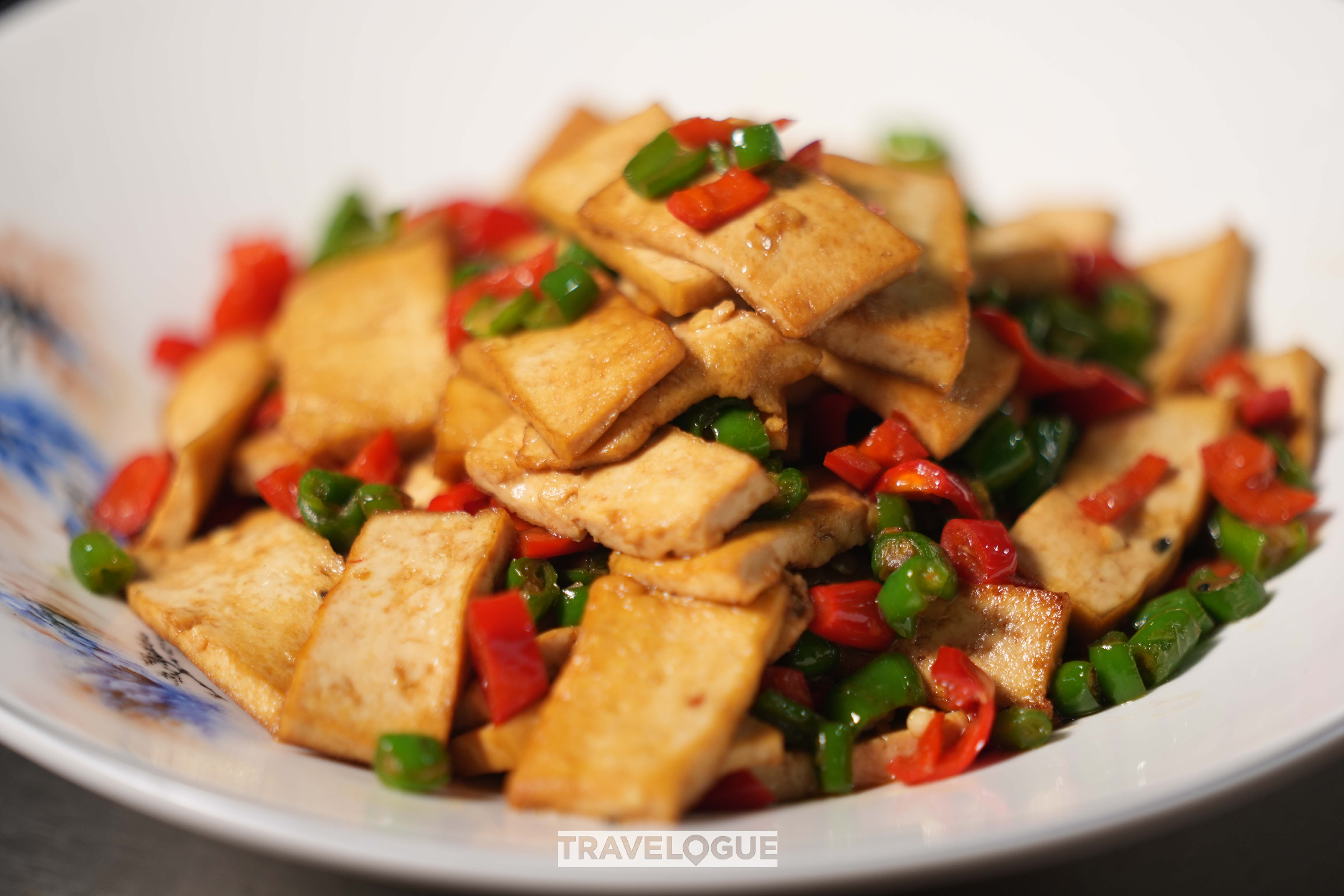 Baked tofu with green and red chilies. /CGTN