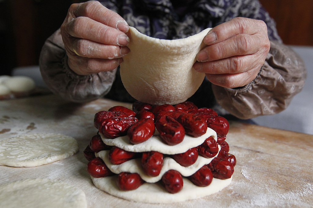 File photo shows people making zaohuagao in Qufu, Shandong Province, China. /CFP