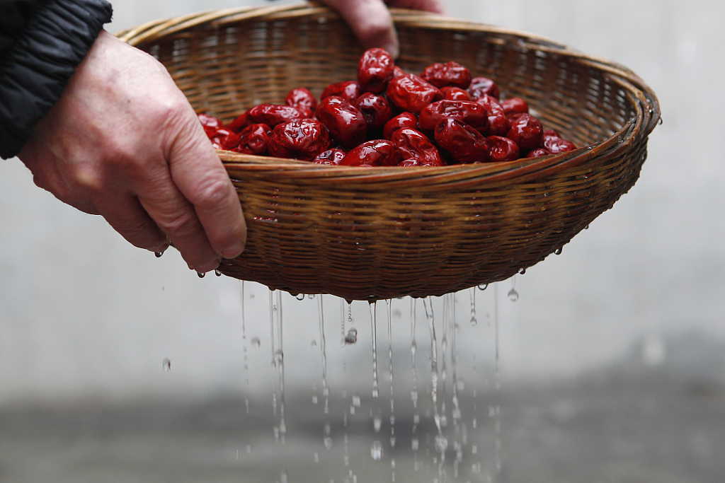 File photo shows people washing dates to make zaohuagao in Qufu, Shandong Province, China. /CFP