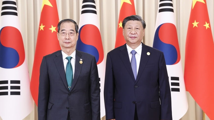Chinese President Xi Jinping (R) meets with Prime Minister Han Duck-soo of the Republic of Korea in Hangzhou, capital city of east China's Zhejiang Province, September 23, 2023. /Xinhua