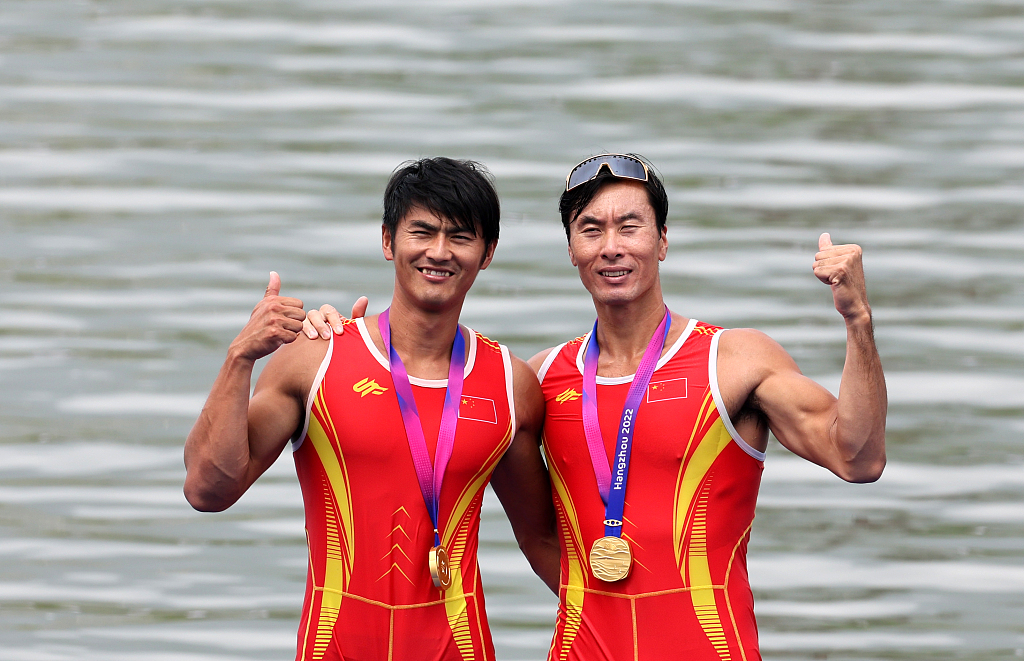 Zhang Liang (R) and Liu Zhiyu of China pose with their gold medals after winning the rowing men's double sculls final in the 19th Asian Games in Hangzhou, east China's Zhejiang Province, September 24, 2023. /CFP