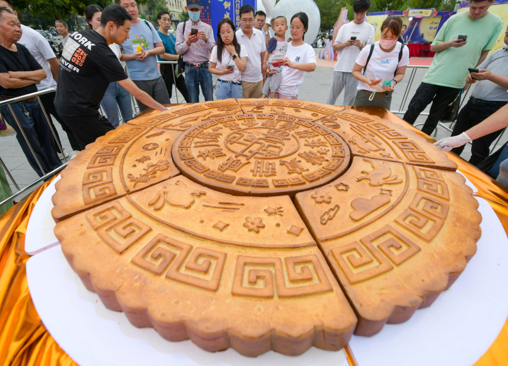 A giant mooncake is photographed in Luoyang, Henan Province, September 22, 2023, attracting crowds of residents and tourists alike. /CFP