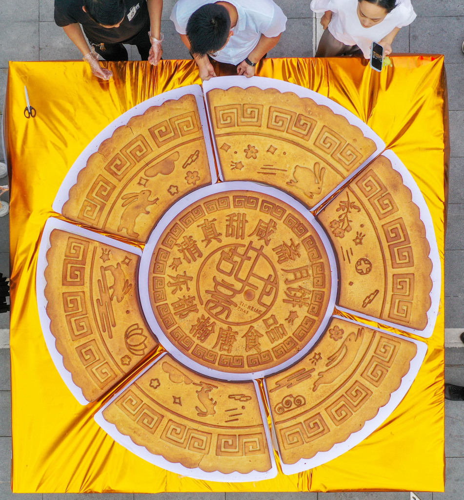 A giant mooncake is photographed in Luoyang, Henan Province, September 22, 2023, attracting crowds of residents and tourists alike. /CFP