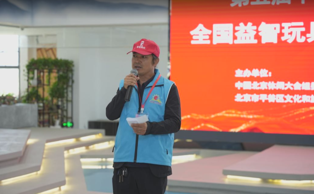 Song Delong reiterates the requirements and rules of the competition at the venue, Pinggu District, Beijing, September 21, 2023. /Tongzhou District Association of Social Workers