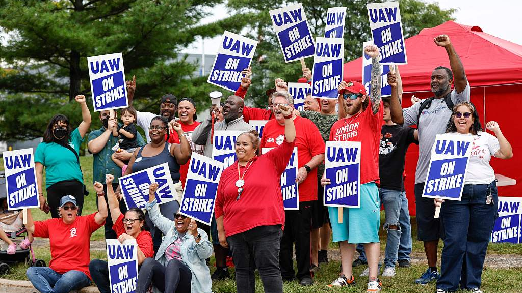 UAW members and workers at the Mopar Parts Center Line, a Stellantis Parts Distribution Center in Center Line, Michigan, hold signs outside the facility after walking off their jobs at noon on September 22, 2023. /CFP