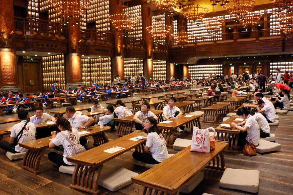 Students visit the Nishan Sacred Land in Qufu, hometown of ancient Chinese philosopher Confucius in east China's Shandong Province, July 23, 2023. /CFP