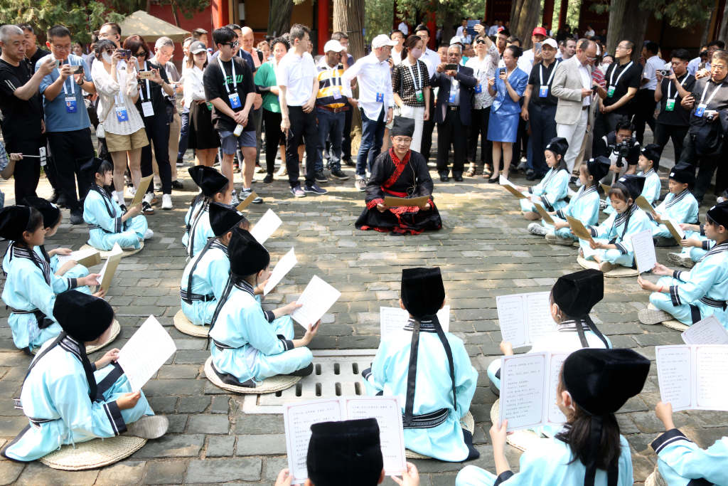 Students chant the Analects of Confucius, a collection of ideas and sayings from Confucius in Qufu, east China's Shandong Province, June 27, 2023. /CFP