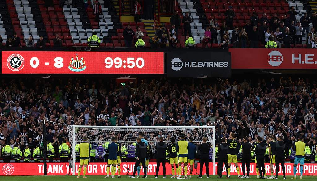 Newcastle players celebrate in front of their fans after their clash with Sheffield United at Bramall Lane in Sheffield, England, September 24, 2023. /CFP