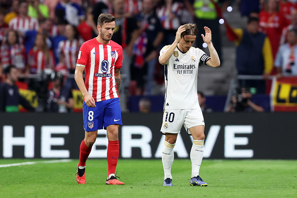 Saul Niguez (L) of Atletico Madrid and Luka Modric of Real Madrid during their clash at Metropolitan stadium in Madrid, Spain, September 24, 2023. /CFP 