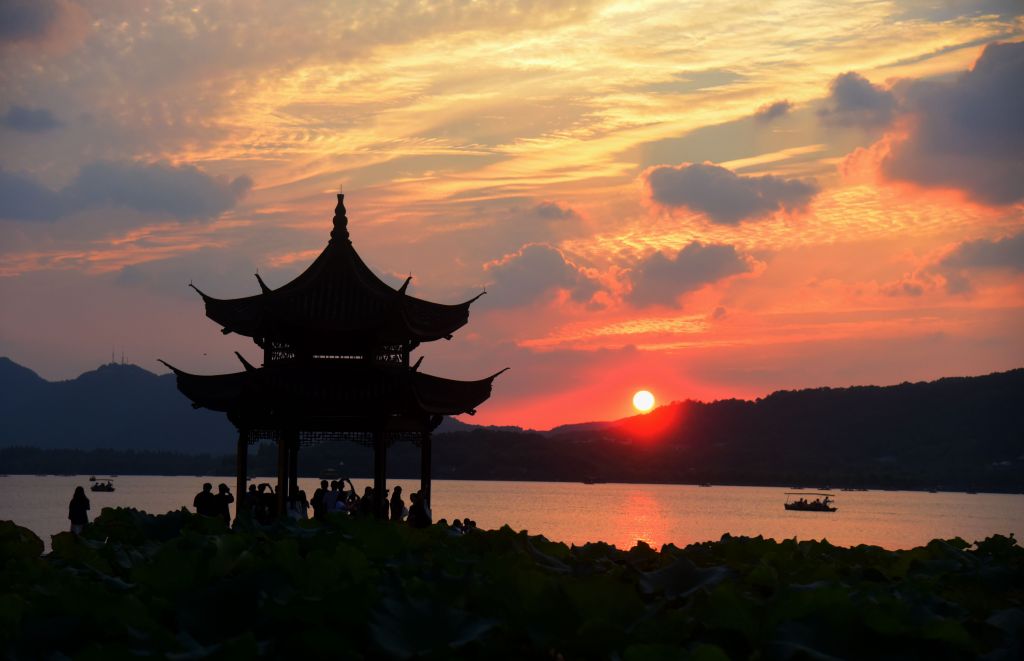 A red sunset is photographed at the West Lake scenic area in Hangzhou, east China's Zhejiang Province, September 1, 2023. /CFP