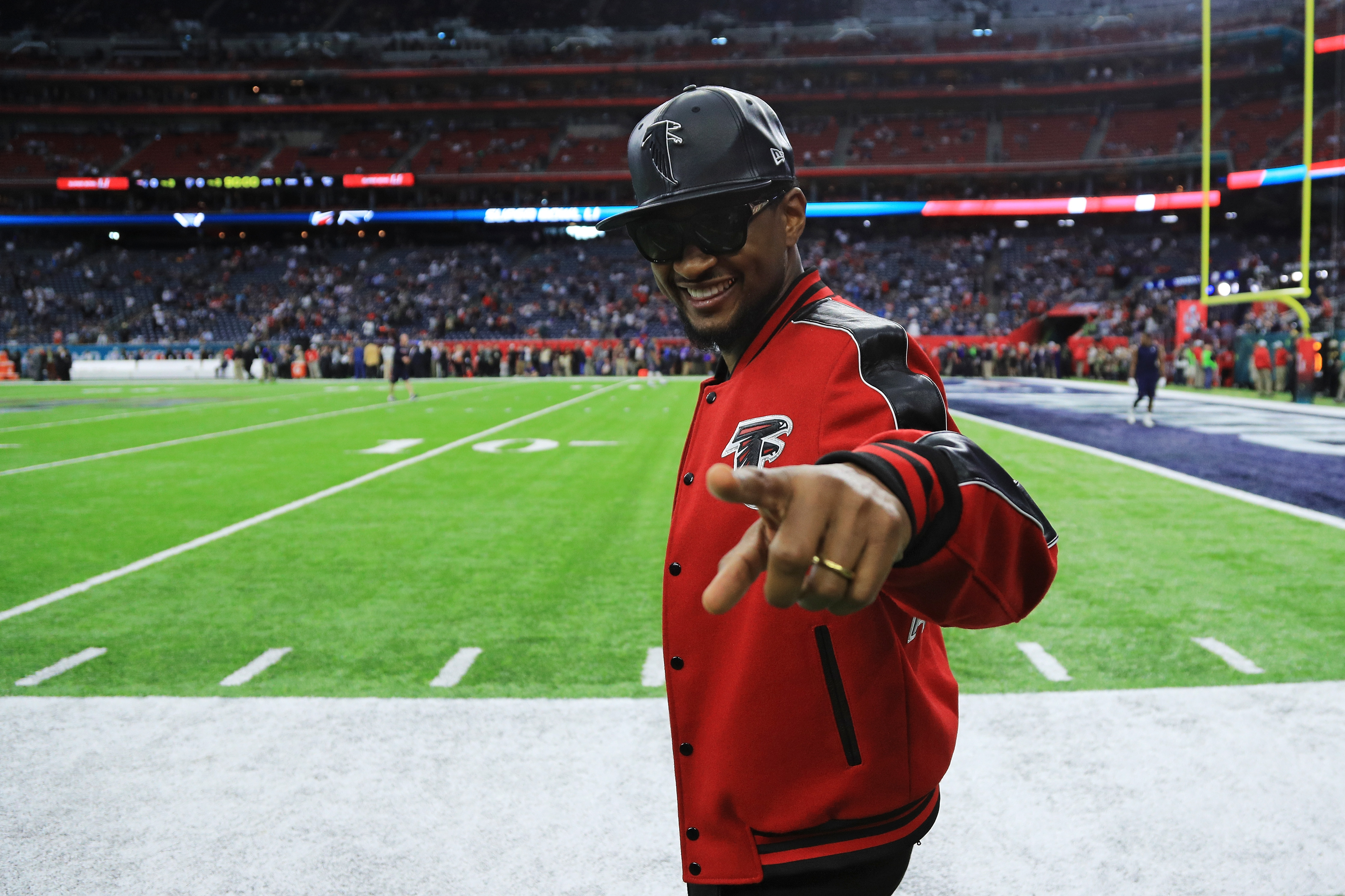 Artist Usher attends Super Bowl LI between the New England Patriots and the Atlanta Falcons at NRG Stadium in Houston, Texas, February 5, 2017. /CFP 