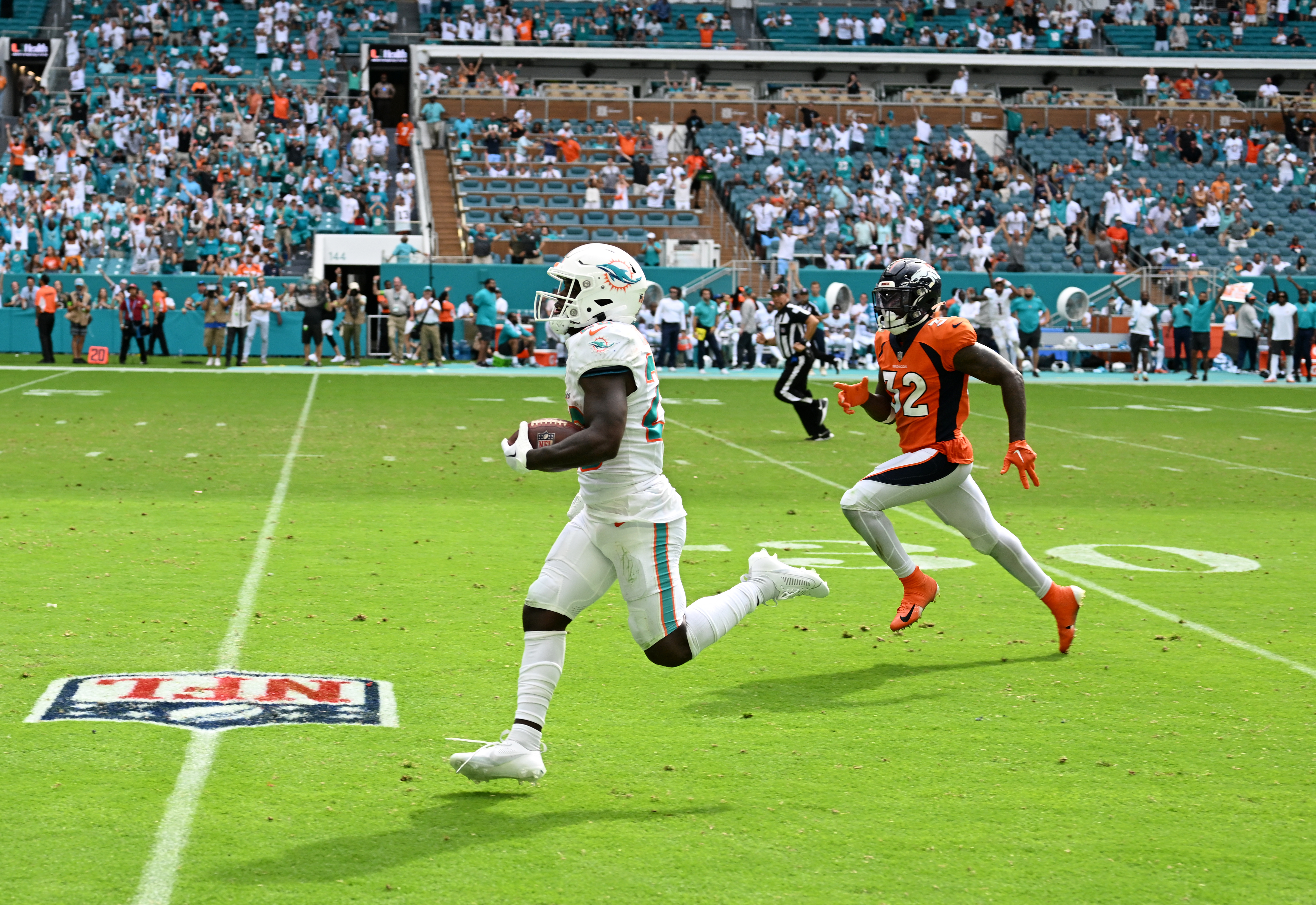 Running back De'Von Achane (L) of the Miami Dolphins rushes to score a touchdown in the game against the Denver Broncos at Hard Rock Stadium in Miami Garden, Florida, September 24, 2023. /CFP