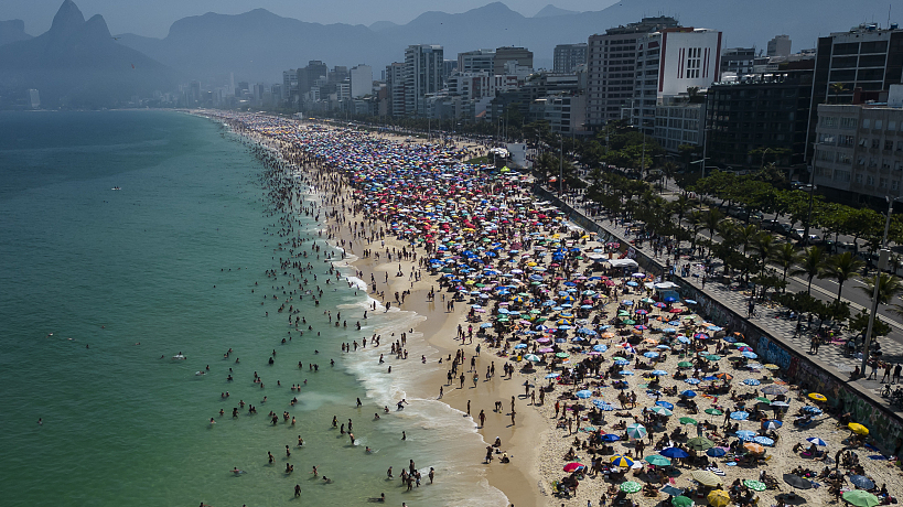 Beachgoers flock to Ipanema beach to beat the extreme heat in Rio de Janeiro, Brazil, September 24, 2023. /CFP