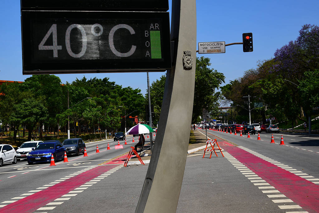 The street thermometer shows 40 degrees in São Paulo, September 24, 2023. /CFP