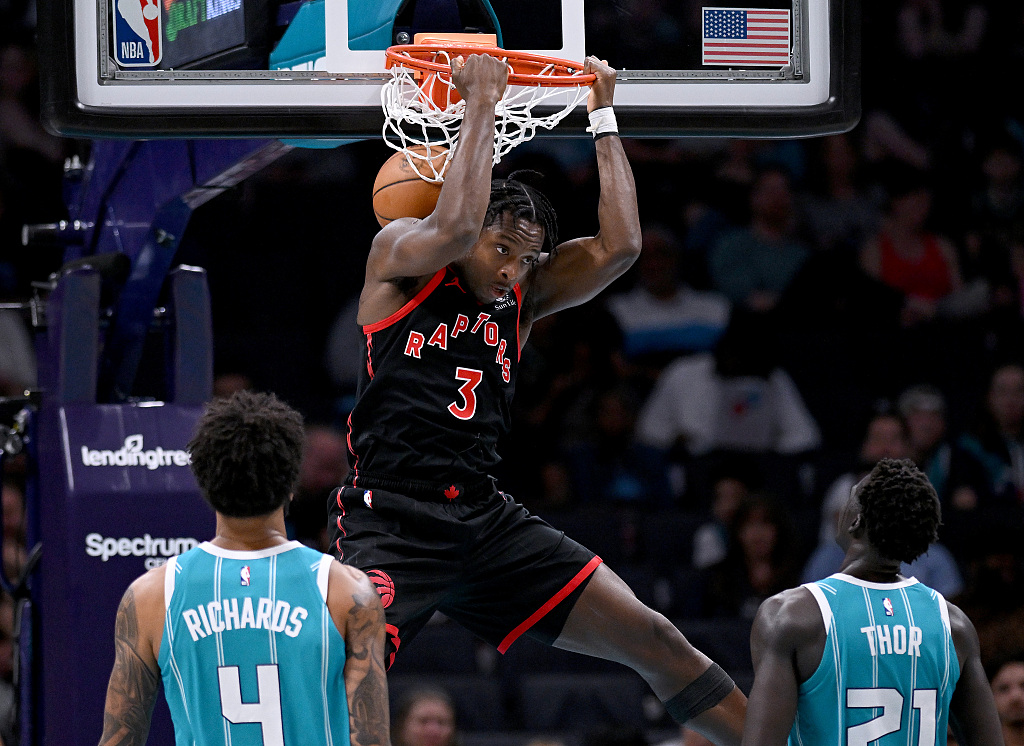 OG Anunoby (#3) of the Toronto Raptors dunks in the game against the Charlotte Hornets at Spectrum Center in Charlotte, North Carolina, April 4, 2023. /CFP