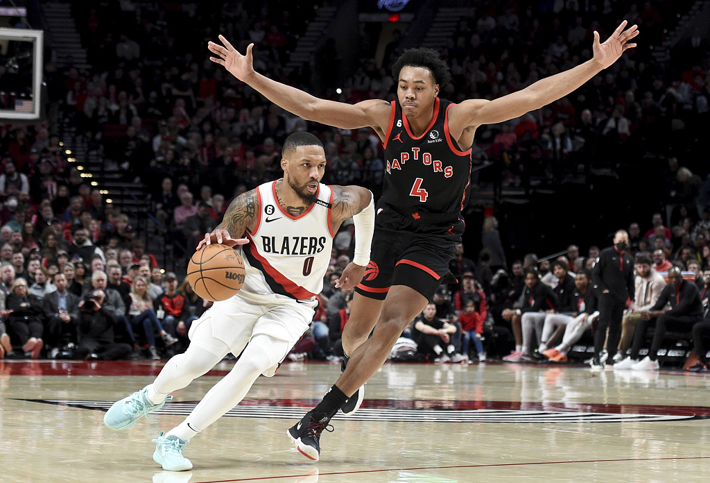 Damian Lillard (#0) of the Portland Trail Blazers tries to beat the defense of Scottie Barnes of the Toronto Raptors in the game at Moda Center in Portland, Oregon, January 28, 2023. /CFP