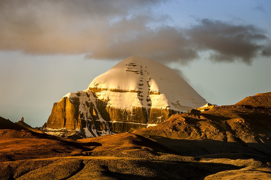 Mount Kailash is bathed in the afterglow of the sunset in Ngari Prefecture, northwest China's Xizang Autonomous Region, September 22, 2013. /CFP