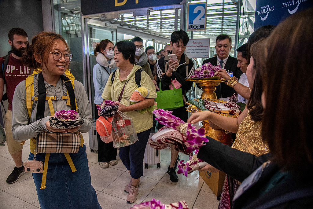 Gifts are handed out to greet Chinese tourists in Bangkok on September 25, 2023, on the first day that the new visa-free entry scheme became effective. /CFP