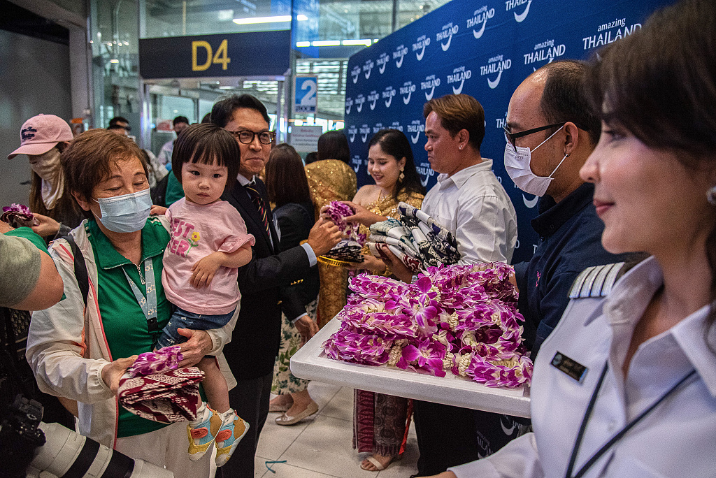 Gifts are handed out to greet Chinese tourists in Bangkok on September 25, 2023 on the first day of a new visa-free entry scheme. /CFP