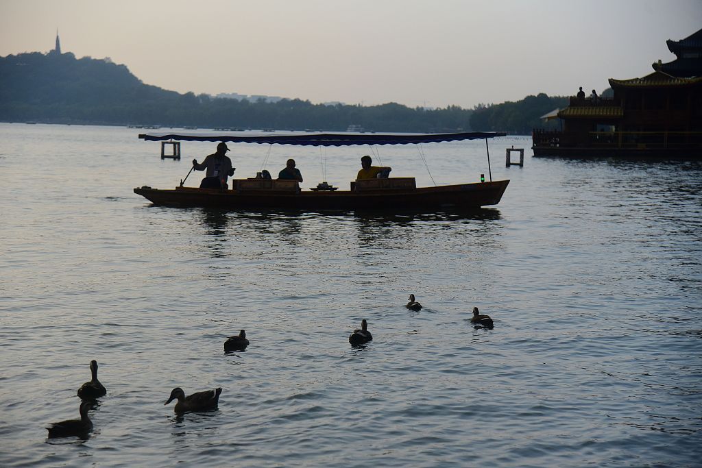 Visitors enjoy a boat ride on the West Lake on September 25, 2023 in Hangzhou, Zhejiang. /CFP