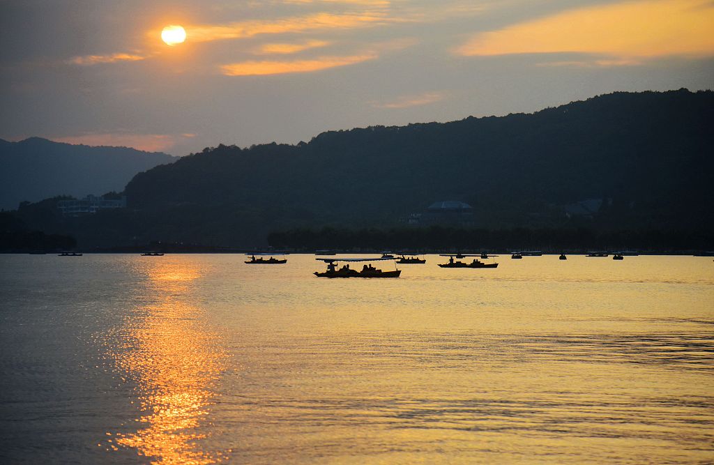 A photo shows sunset at the West Lake on September 25, 2023 in Hangzhou, Zhejiang. /CFP