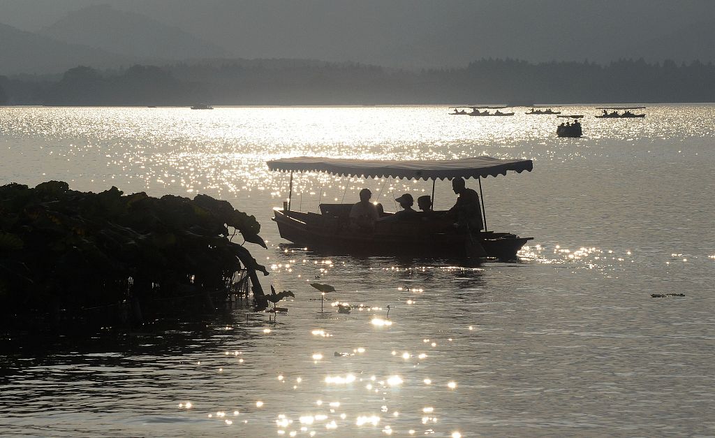 The waters of the West Lake shimmer at sunset on September 25, 2023 in Hangzhou, Zhejiang. /CFP