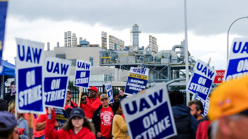 Members of the United Auto Workers (UAW) picket outside of the Michigan Parts Assembly Plant in Wayne, Michigan, U.S., September 26, 2023. /CFP