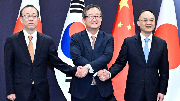 Chinese Assistant Foreign Minister Nong Rong (R), Deputy Minister for Political Affairs of the Foreign Ministry of the ROK Chung Byung-won (M), and Senior Deputy Minister for Foreign Affairs of Japan Funakoshi Takehiro, pose for photos during a meeting in Seoul, ROK, September 26, 2023. /Xinhua