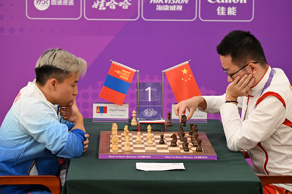 Wei Yi (R) of China and Bilguun Sumiya of Mongolia play chess in Hangzhou, China, September 27, 2023. /CFP