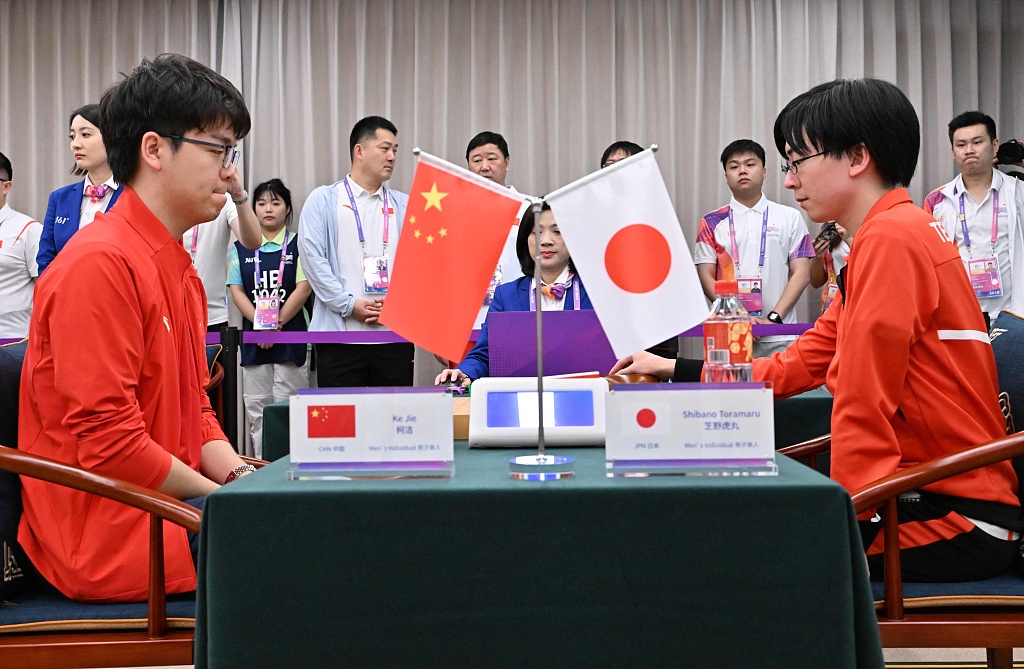 Ke Jie (L) of China and Toramaru Shibano of Japan at the Go men's individual quarterfinals in Hangzhou, China, September 27, 2023. /CFP
